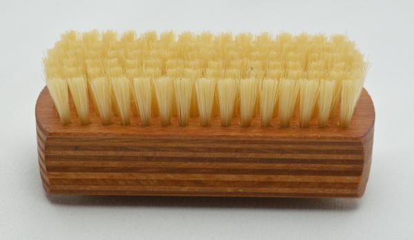 Handwaschbürste Schichtholz mit Griffmulden. 6 und 4 Reihen helle Naturborsten. Bürstenfabrik Keller seit 1869. Handwaschbürste Schichtholz mit Griffmulden. 6 und 4 Reihen helle Naturborsten. Bürstenfabrik Keller seit 1869.